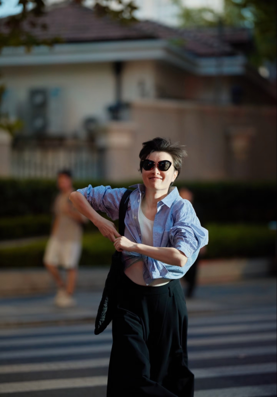 吴越晒大平层新家，装修清新爱侍花弄草 装修一年皱纹褐斑都多了