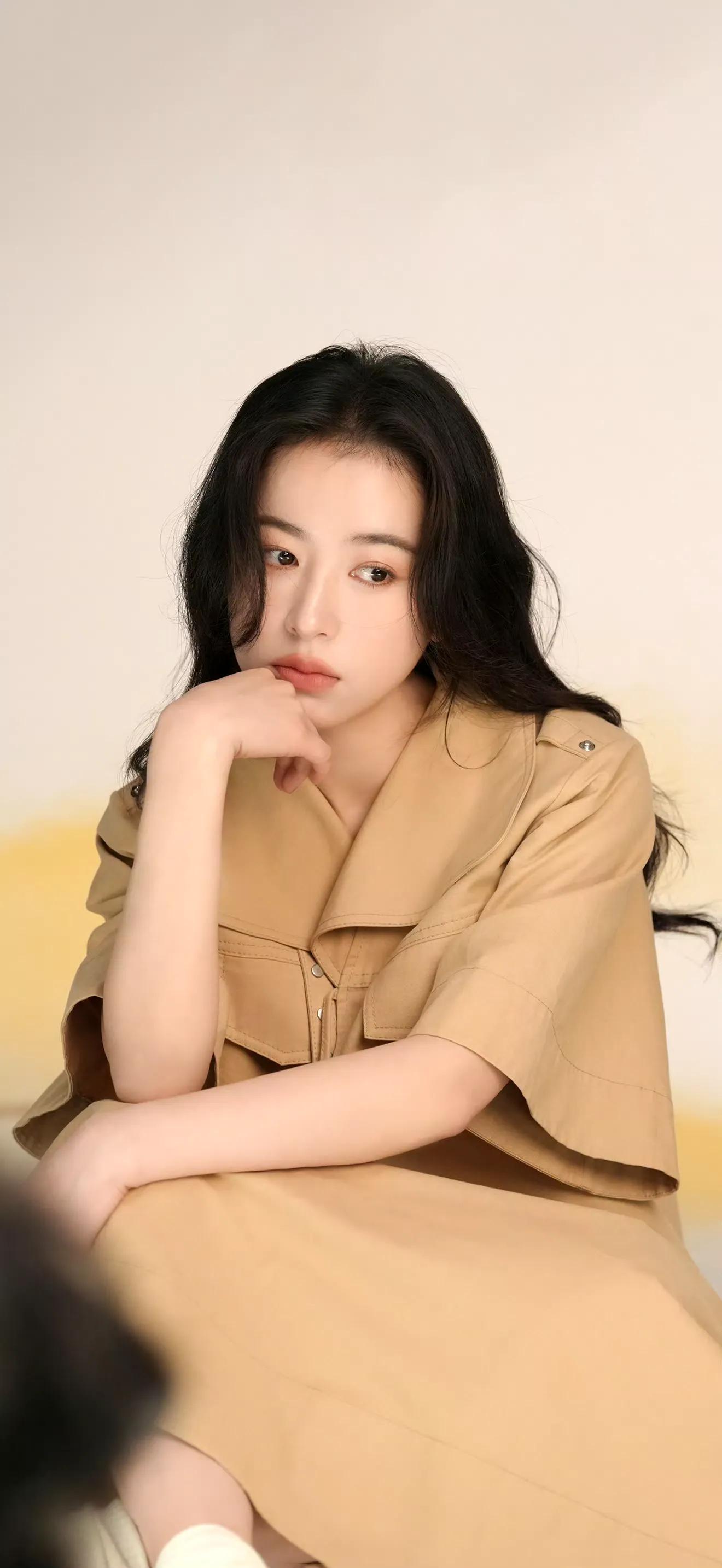 周雨彤松弛感满满壁纸