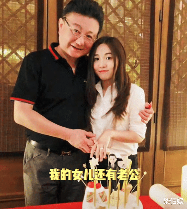 金龟子一家逛菜市场，跟高个子亲家母站一起很吃亏，像个小孩