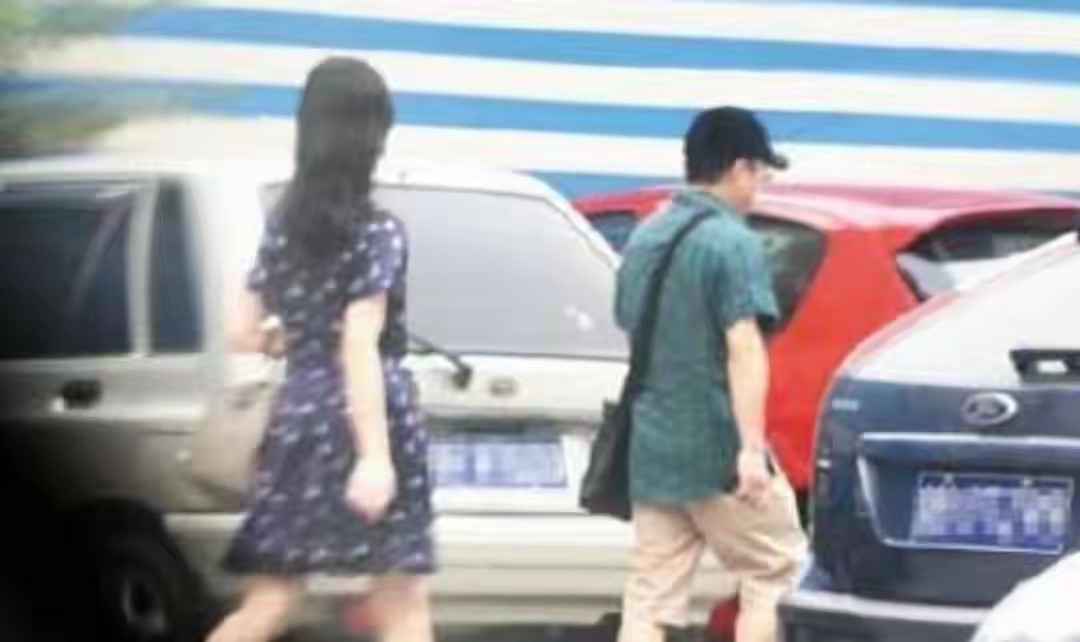 要求中国人向世界道歉，被央视开除的阿丘，如今现状全是咎由自取