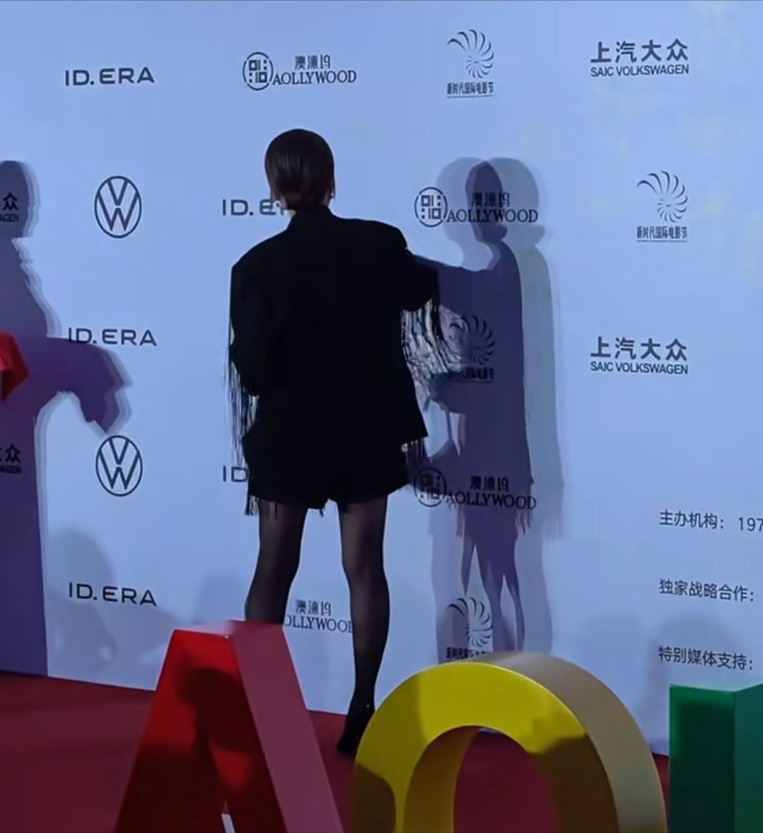 63岁张凯丽穿“不得体”短裤火上热搜，刘晓庆的话，终于有人信了