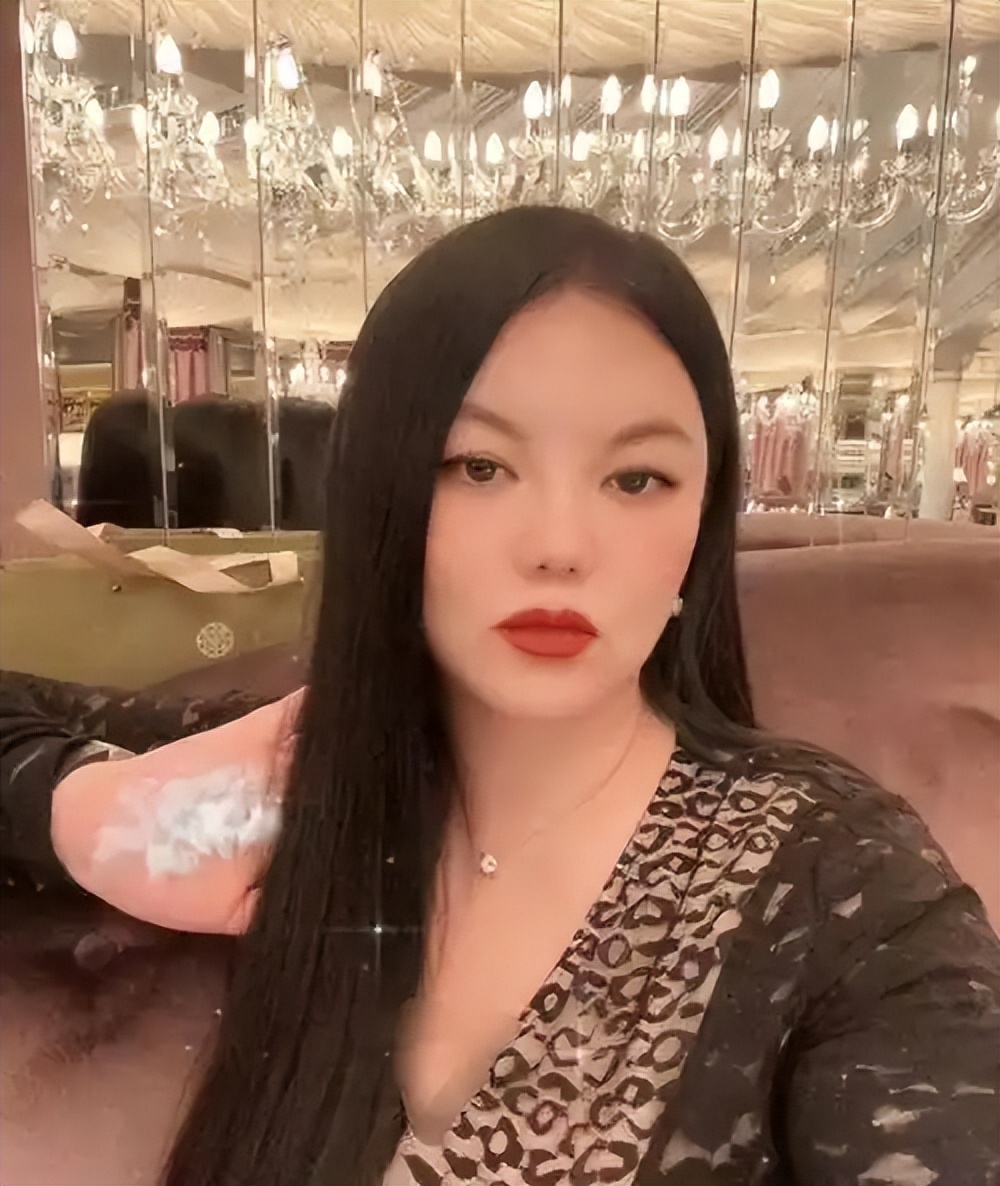 李湘风波再升级！家庭背景被扒了个底朝天，原来何炅当年的话没错