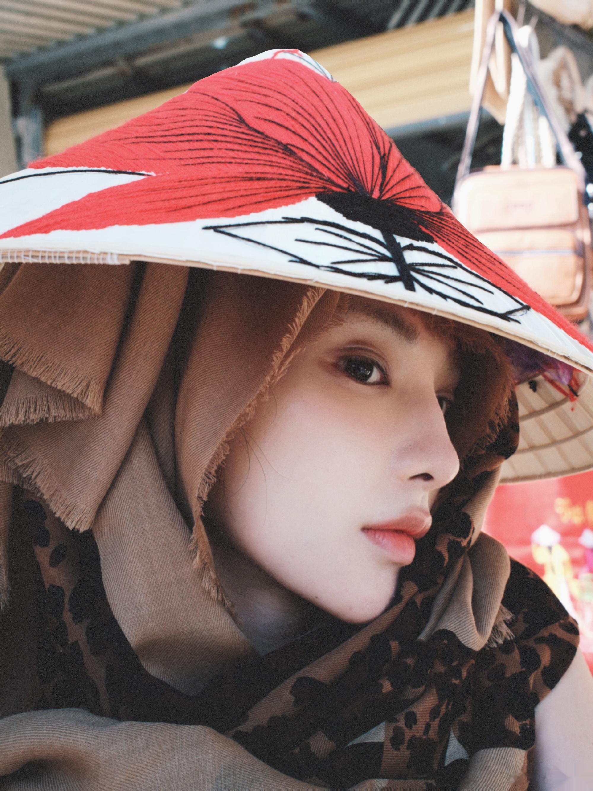 彭小苒新年晒照 穿露背裙空中跳芭蕾秀美腿