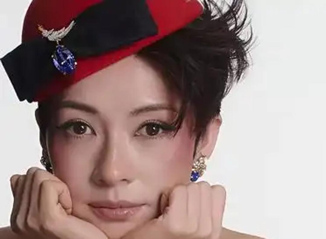 章子怡登T杂志，她露齿的大笑，她脸上的小细纹很美！