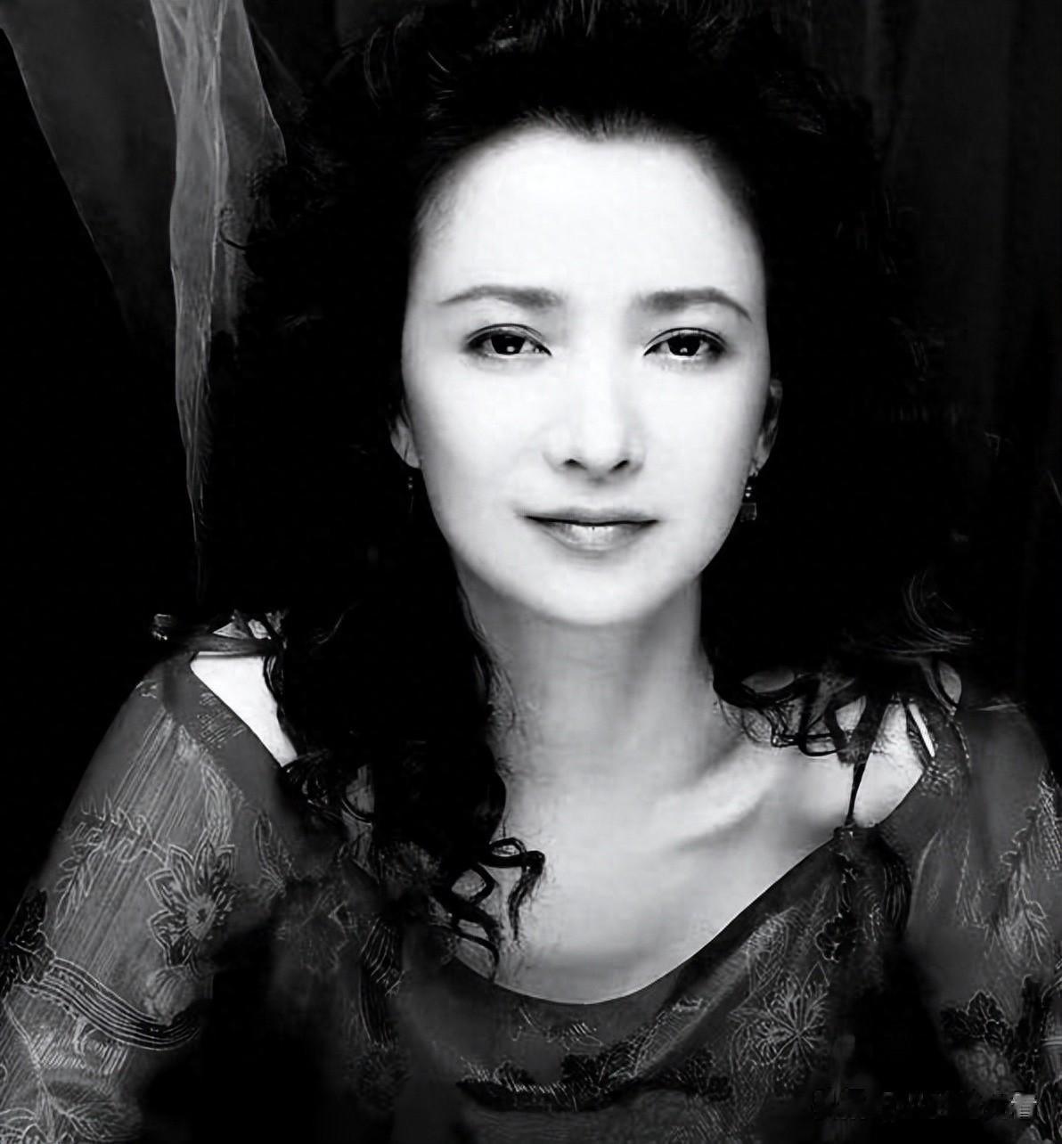 别再夸赞许亚军了，何晴闺蜜曝许何离家原因，他的沉默早有预兆