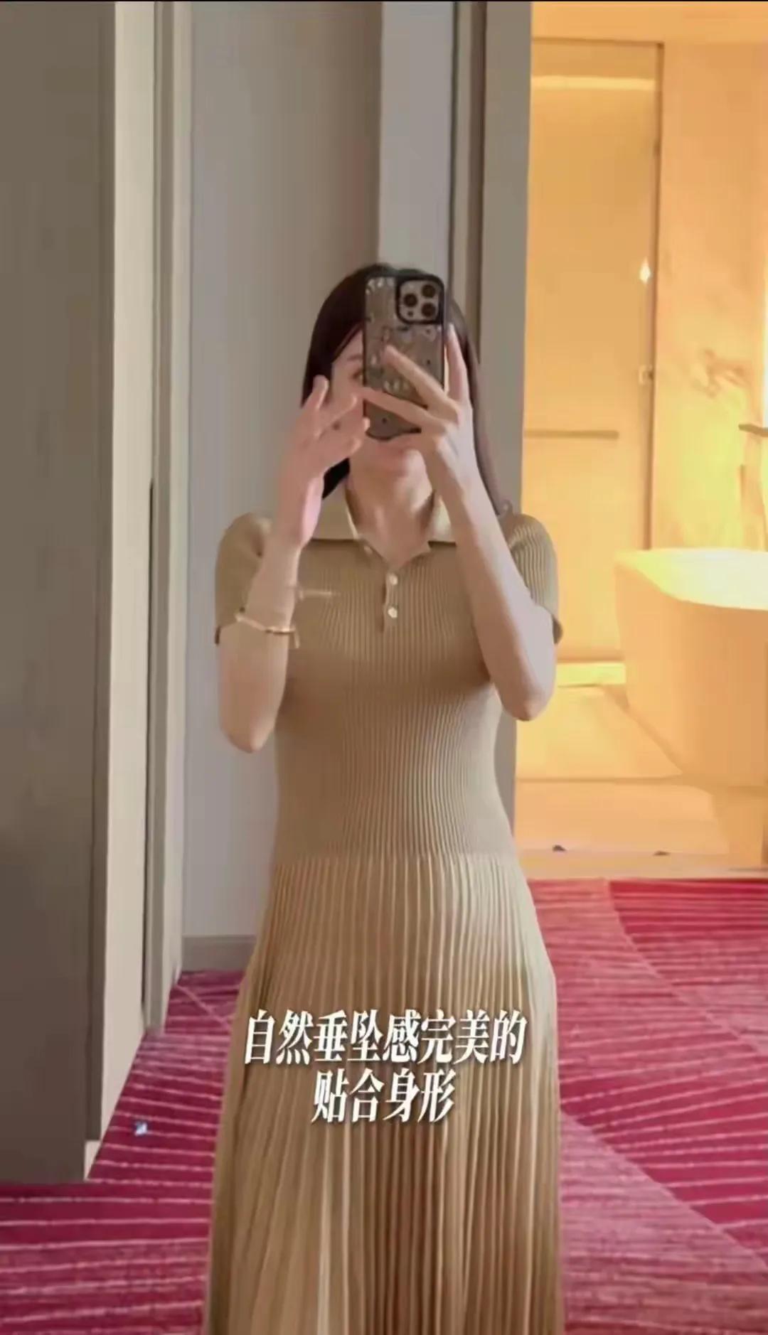 方媛穿三万的miumiu接女儿放学，方爸方妈陪着，肚子很圆包是儿子