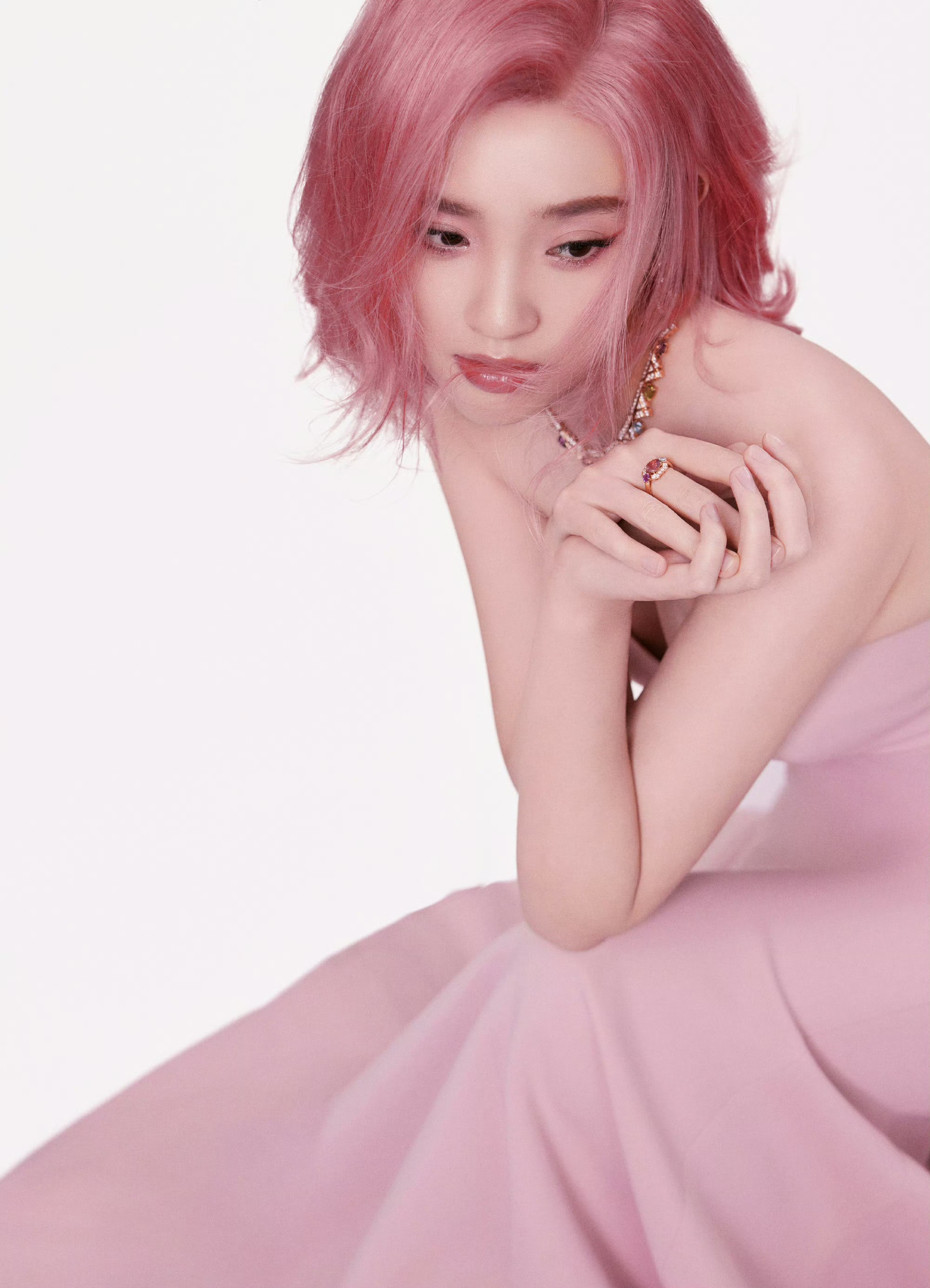 唐艺昕粉发粉裙,粉粉嫩嫩甜美的大美女