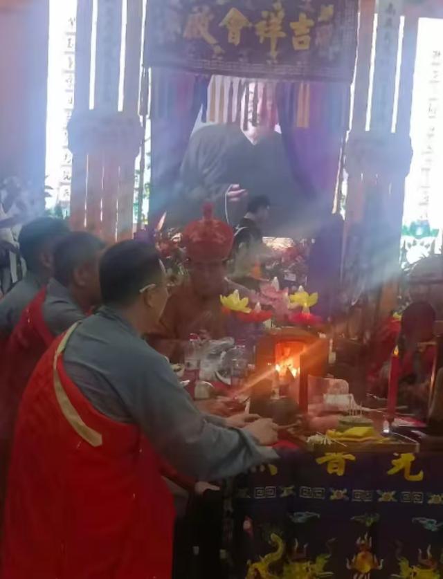 杨议灵前晕倒！众人合力抬出，现场一片混乱，做法事的高僧很抢眼