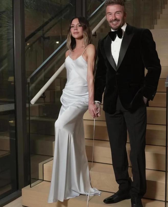 贝克汉姆提前庆50岁，梅西等到场祝贺！女儿小七烫卷发略显成熟