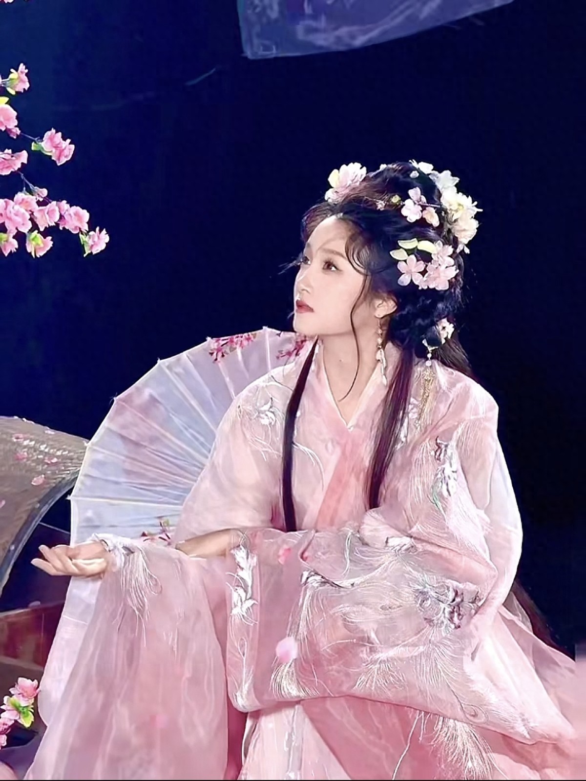 关晓彤古风造型营业，她穿一席粉色古风长裙，灵动可爱又好漂亮呀