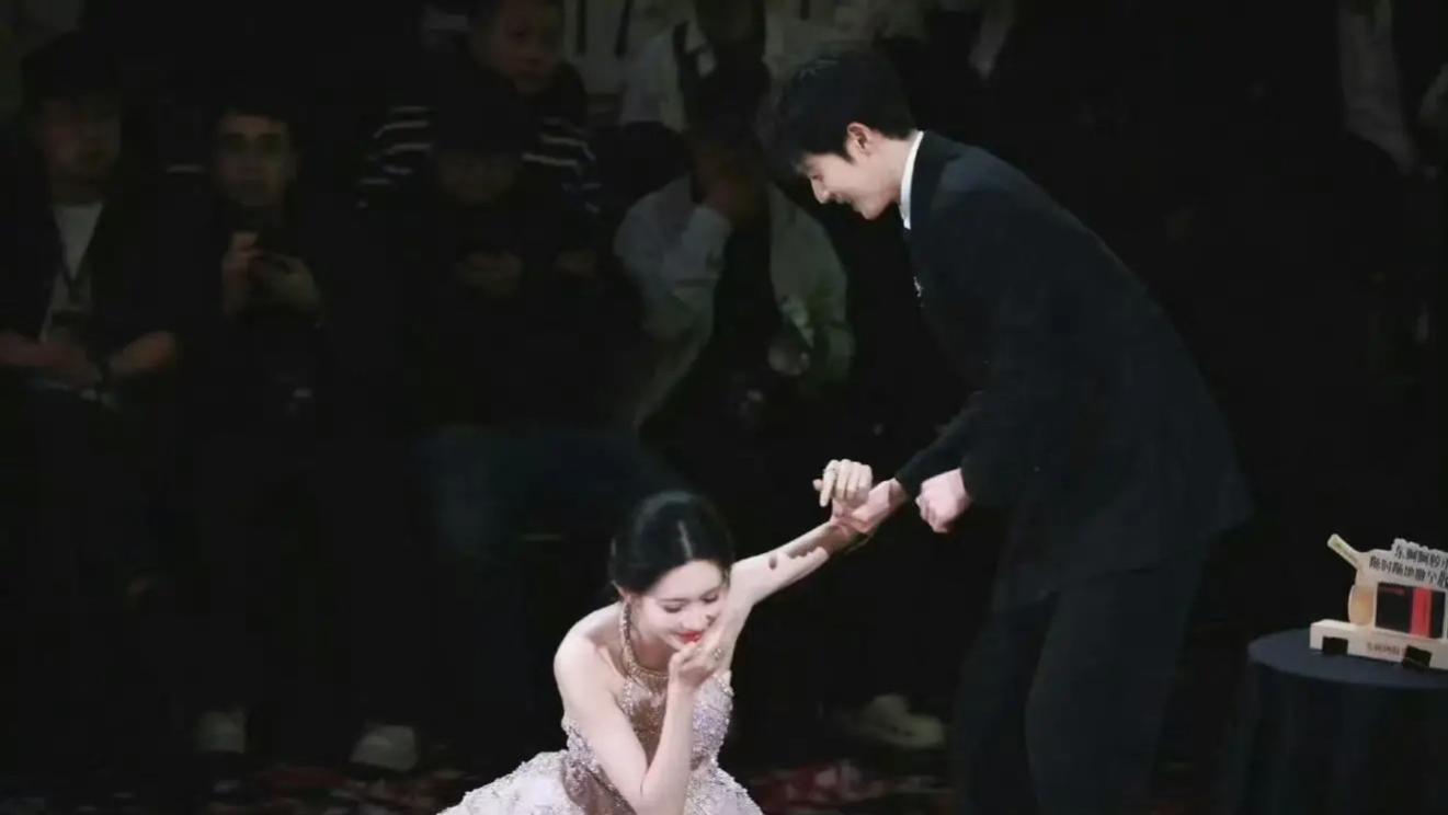 孟子义星光大赏摔出“神图”，意外瞬间封神全网刷屏