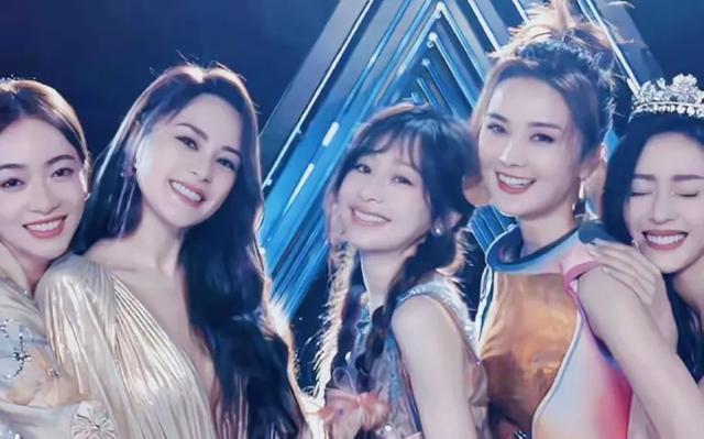 阿娇王心凌唐诗逸私房菜馆聚会!浪姐“炒面组”素颜比耶闺蜜情深