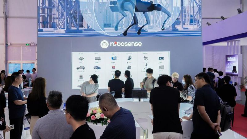 世界机器人大会观察|挤不进去展台,人形机器人集体比拼\卷\活干