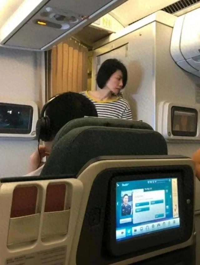 王菲飞机上被拍,55岁老态尽显,没有网上吹的那么漂亮
