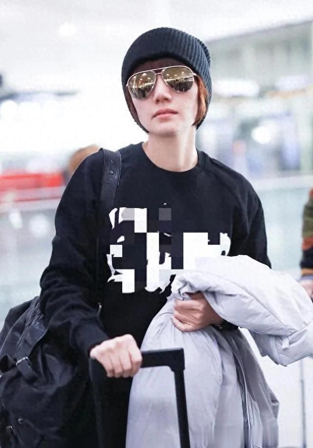 48岁袁泉换风格后大回春！穿字母卫衣+牛仔裤+毛线帽，时髦又减龄