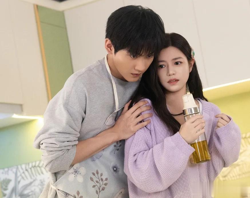 周柯宇成魏大勋2.0！狗仔曝热播剧姐弟恋真谈了，关键在游戏双排