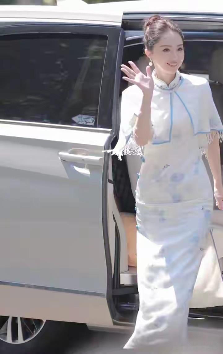 董璇穿白旗袍下车,身材脸蛋在线装嫩,45岁活成了女生羡慕的样子