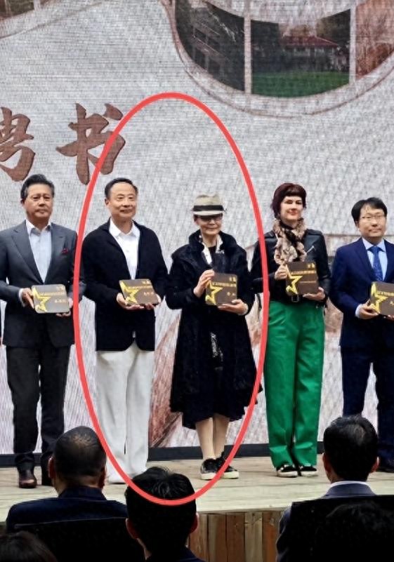 唏嘘！70岁潘虹健康引担忧 眼神痴呆走路直晃 当众骂周野芒不留面子