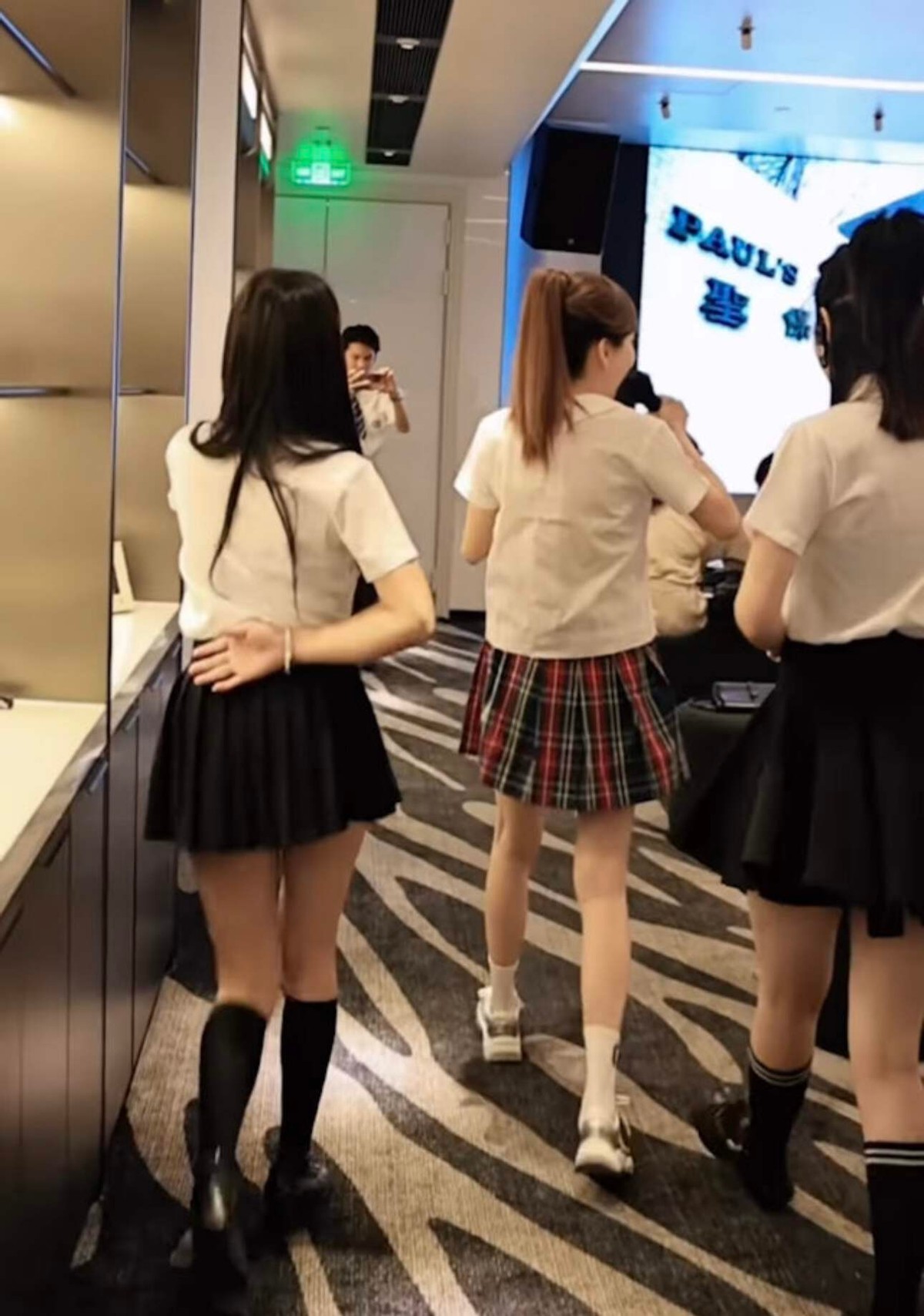 60岁香港女星穿校服装亮相活动,网友大赞是美魔女,暂不考虑结婚