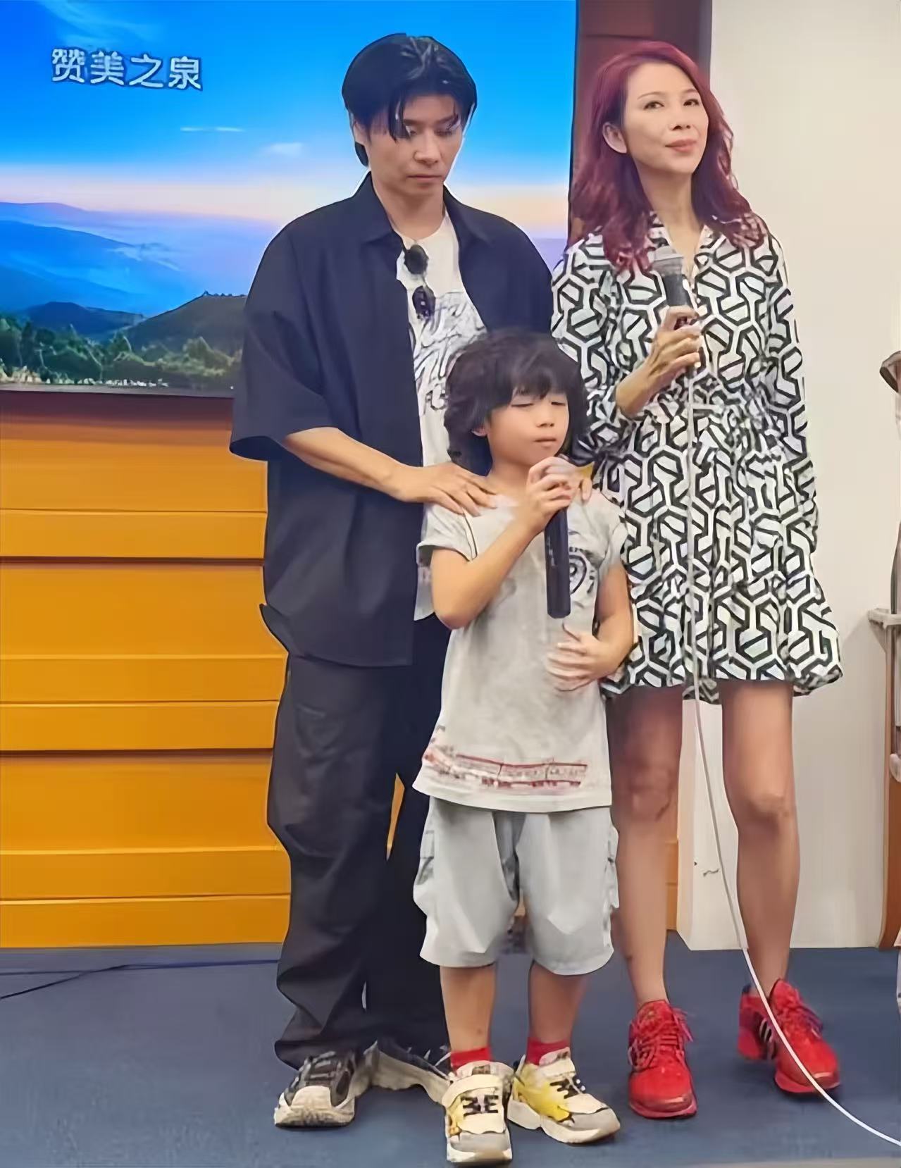 蔡少芬全家现身教堂，满脸皱纹像家庭主妇，俩女儿一头黄发没气质