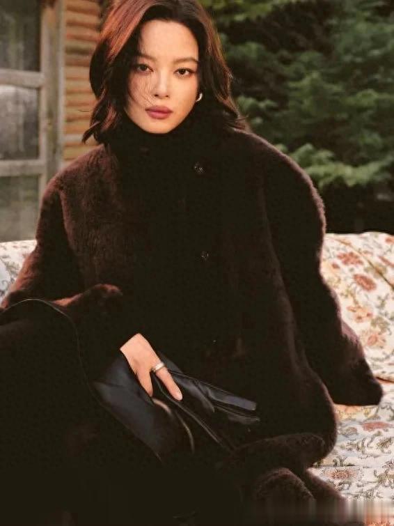 辛芷蕾换了微卷短发大变样!穿毛绒大衣+半身裙,高级又洋气!