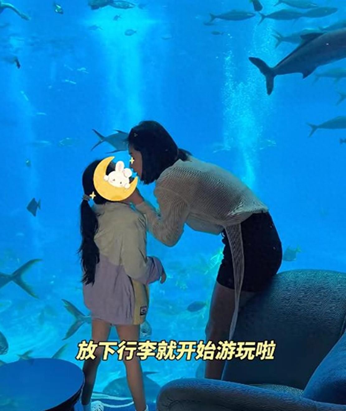 颖儿带女儿回付辛博老家，不住婆家住酒店，公婆出镜都好宠月亮