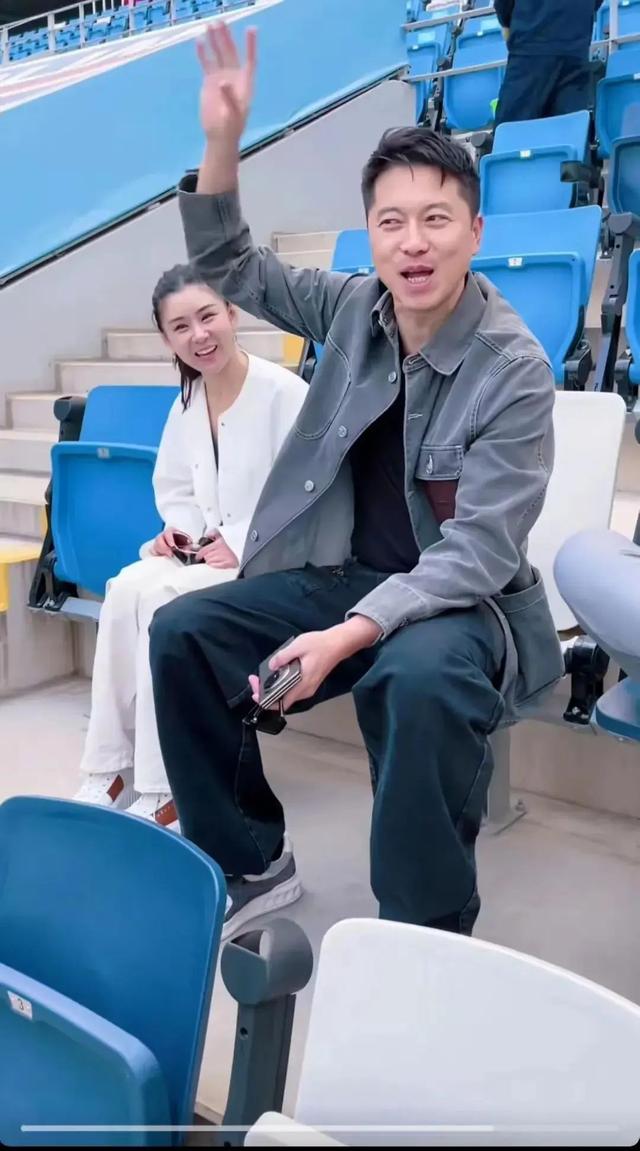 王雷夫妻同框,网友调侃:像是爸爸领着女儿!39岁李小萌太幼态!