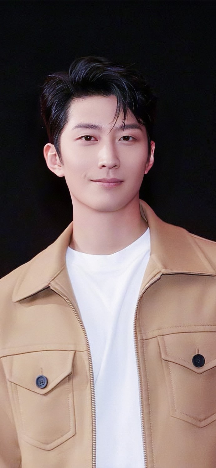 爷爷文工团团长，父亲身份不简单，如今37岁的他重新杀回娱乐圈