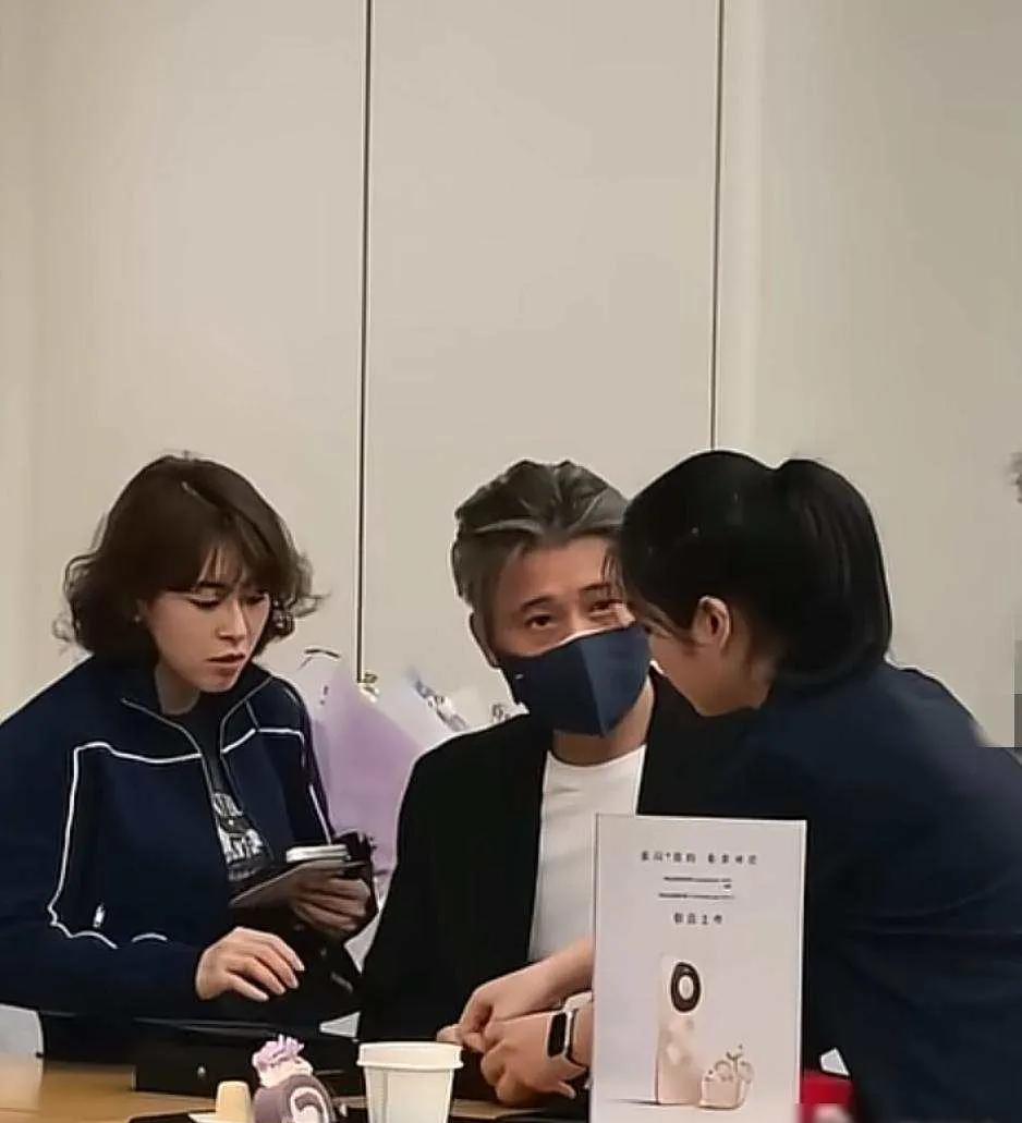 李乃文1.5万新手机刚拆封就遭助理摔 黑脸心疼 网友：助理要失业？