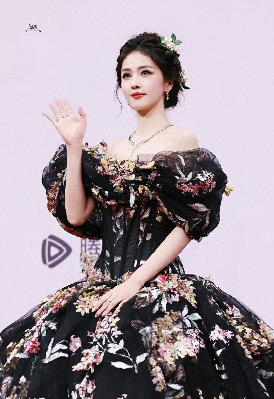 白鹿出席星光大赏活动，一晚上三套造型，都好美呀星光闪闪！