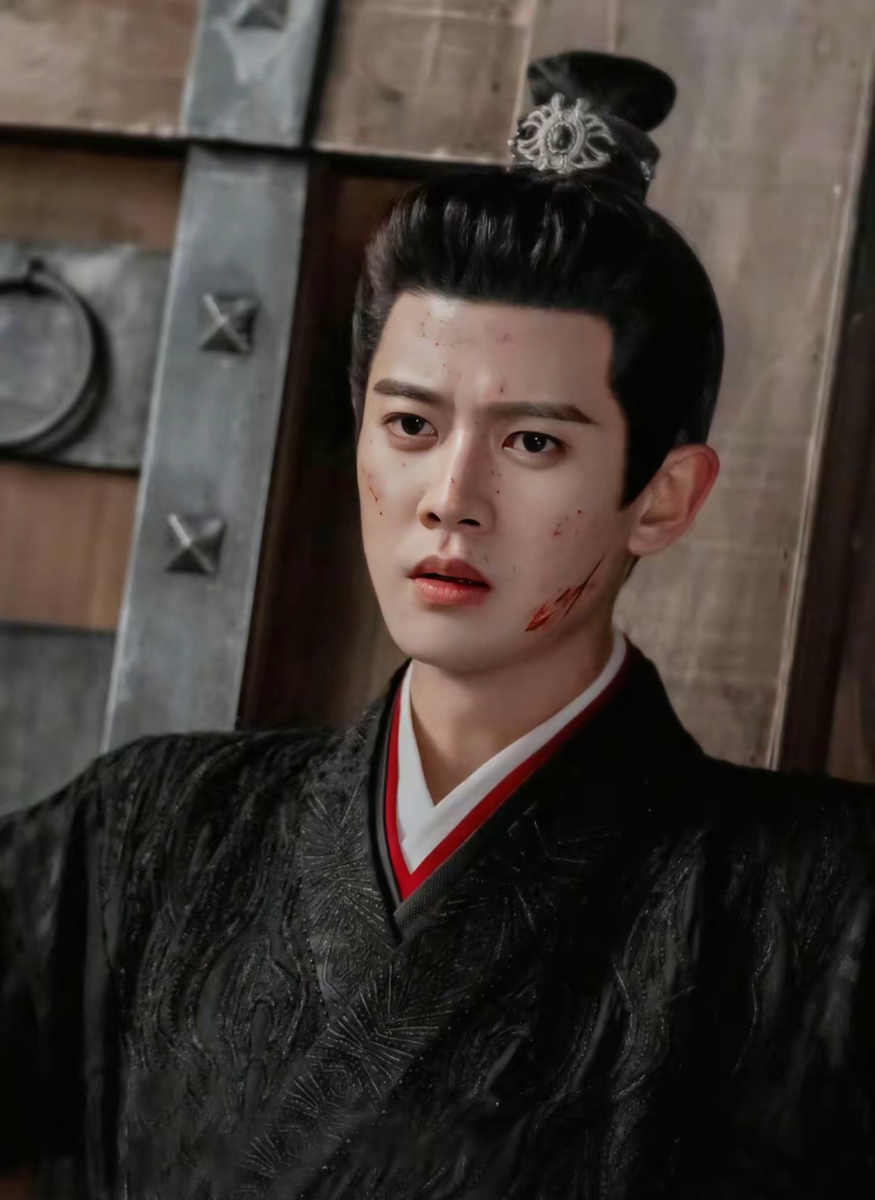 任嘉伦给人感觉是斯文的，没想到会唱跳，还是个潮男，这反差好大