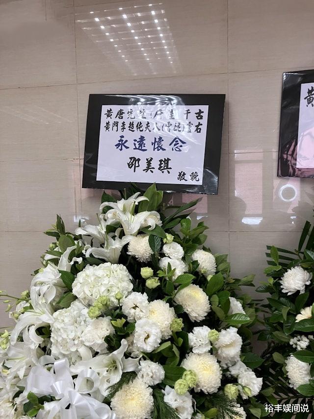 唐佳雪妮夫妇灵堂照曝光！夫妻合照惹人泪目，诸多圈内艺人送花牌