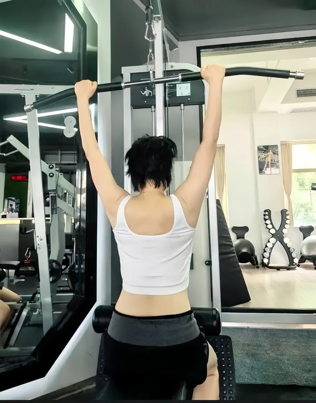 袁立近照曝光，身穿黄色长裙状态好，油腻女变气质讲师