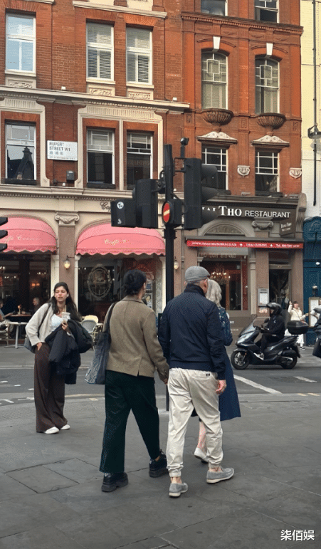 那英和老公逛街，手上戴俩金镯看着也就30多，和孟桐不像是同龄人