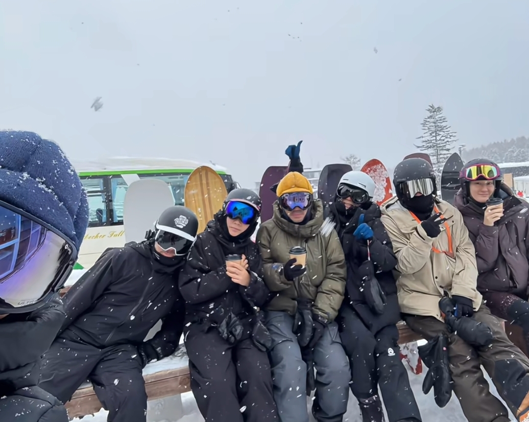 王菲刘嘉玲闺蜜同框，跟刘嘉玲夫妇日本滑雪，端咖啡坐梁朝伟旁边