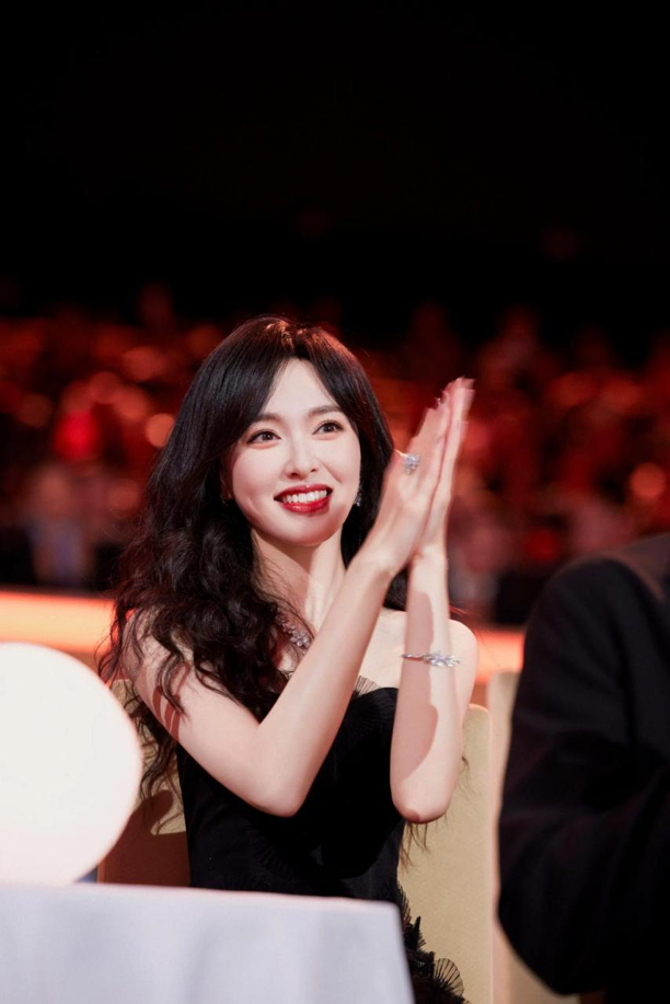 唐嫣穿闪钻裙捡纸巾上热搜!网友:这才是骨子里的优雅