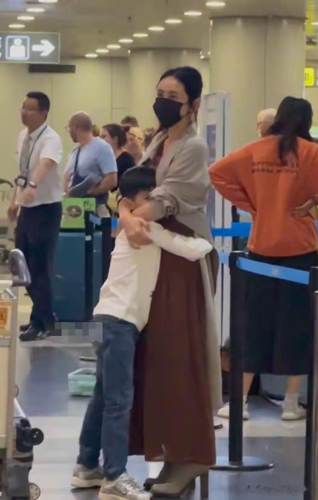 秋瓷炫一家走机场,7岁儿子啪嗒身高惊人, 于晓光推着行李笑容满面