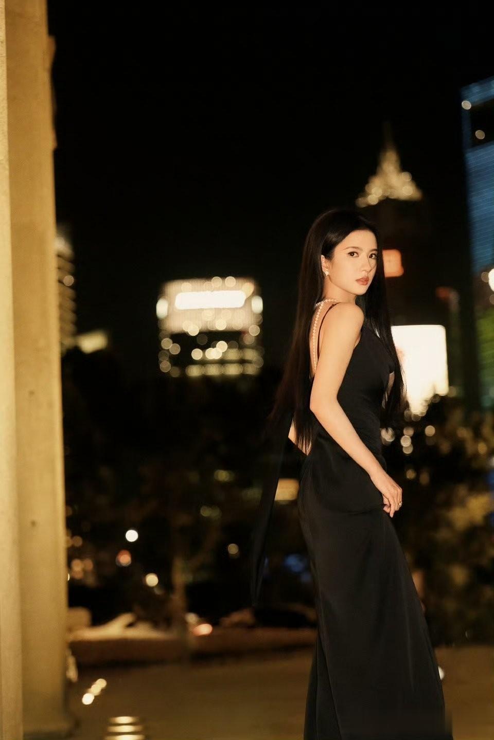 刘些宁黑裙夜色大片,优雅又迷人超惊艳!