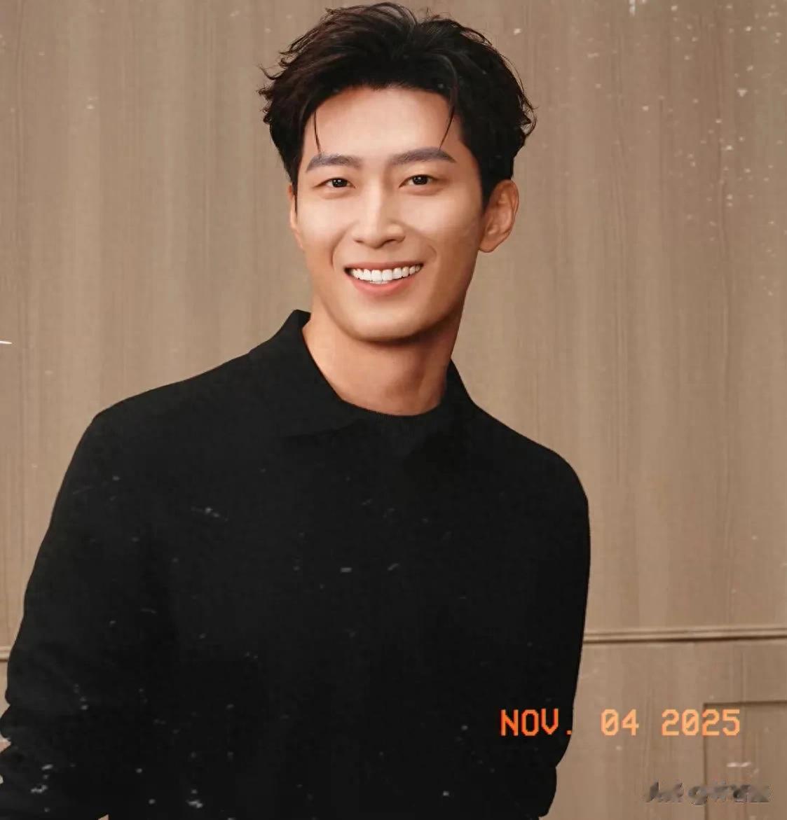 窦骁出席活动被偶遇，胖了依旧帅气十足，戴着婚戒，力破婚变传闻