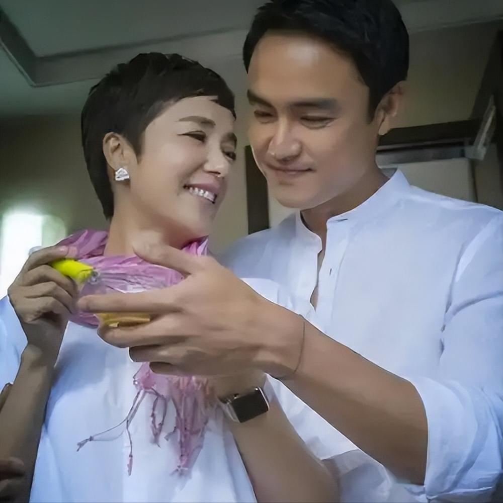 60岁蒋雯丽现状：定居英国，又瘦又老，网友惋惜：一代女神也老了