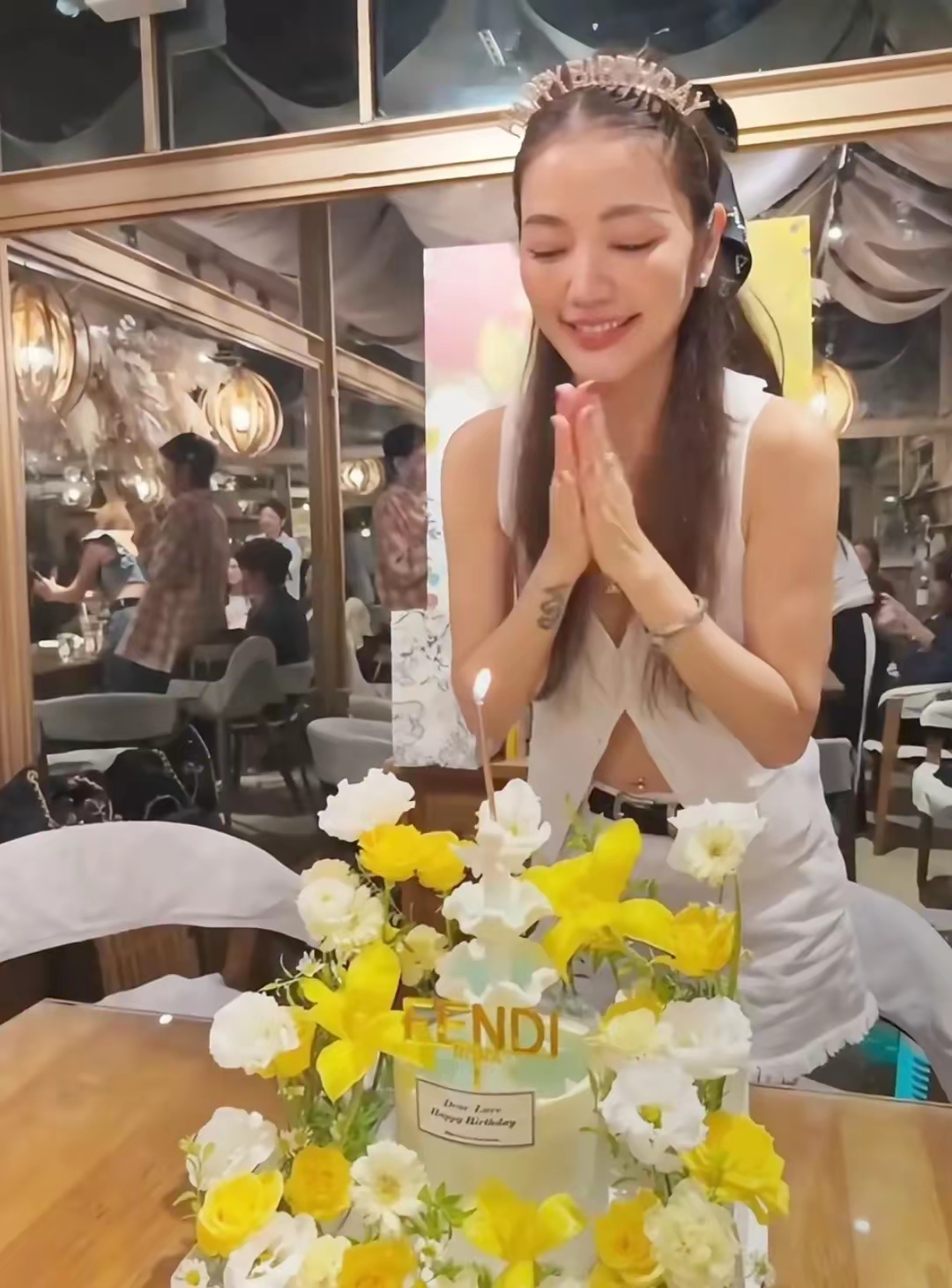 50岁名媛许路儿晒女友合照，她靠着她的肩笑得甜，女友也是冻龄脸