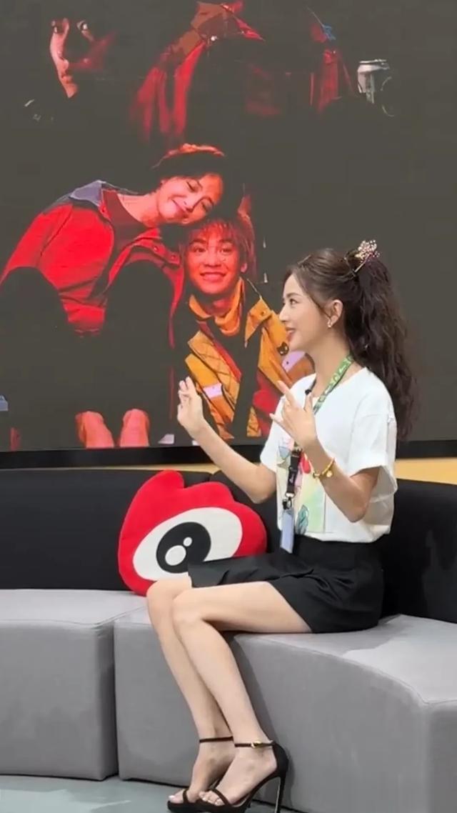 佟丽娅的脚真美像是少女的脚