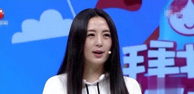 杨童舒现状：50岁还是那么美，在大学当教授，儿子长相帅气很像她