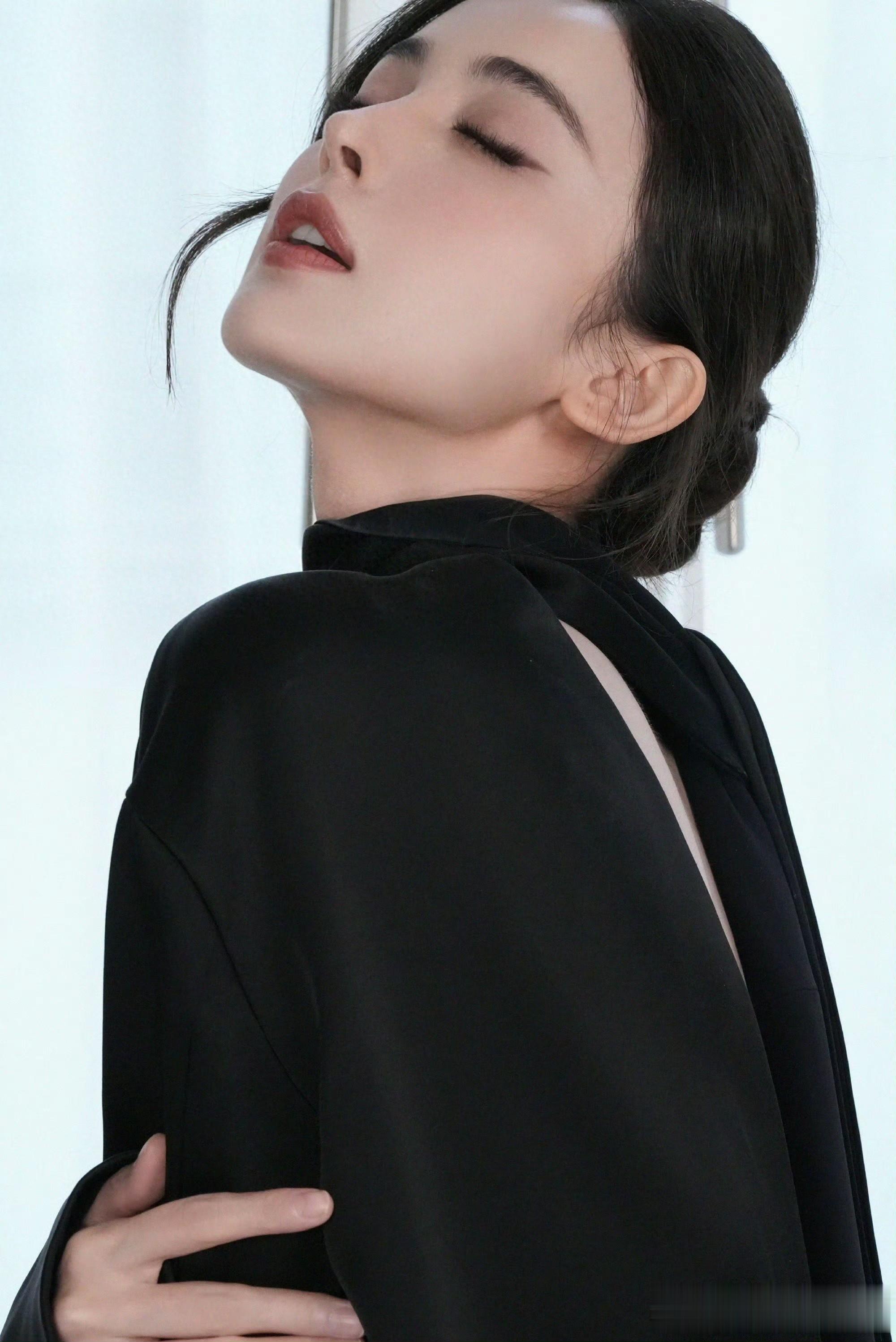 古力娜扎黑色系造型大杀四方，红唇冷艳氛围感直接拉满！