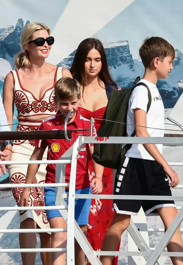 贝佐斯桑切斯抵达威尼斯!准新娘精神抖擞状态好,掌心曝光引热议