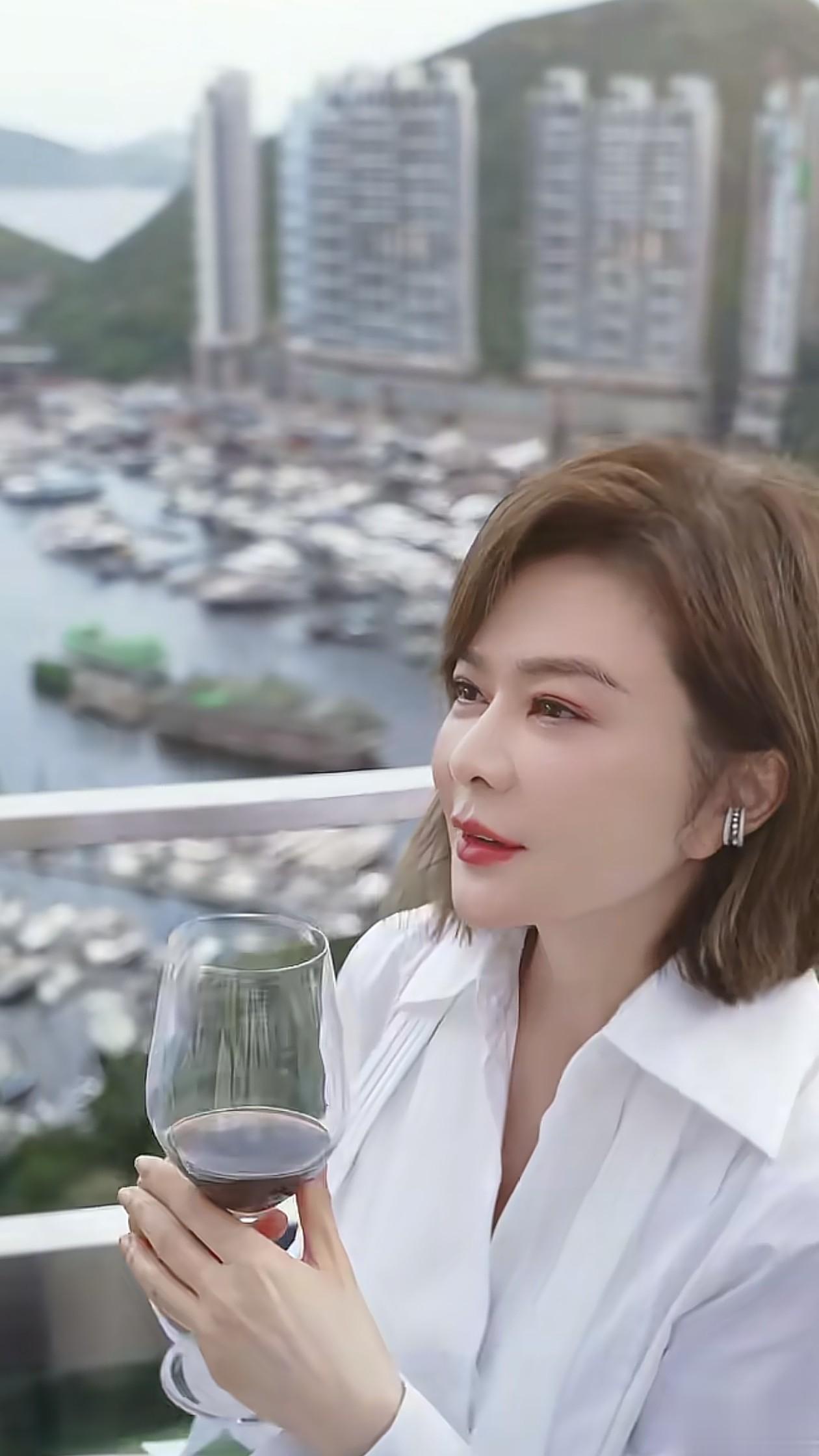 62岁关之琳初秋穿搭：齐肩发+白衬衫+皮裙，时髦有韵味，像35岁