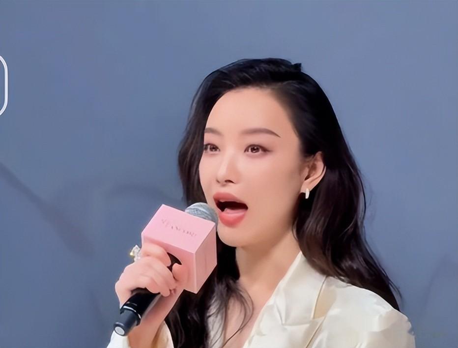 上海这一天，倪妮脸好长，张凌赫深v抢镜，徐若晗一瘸一拐显尴尬