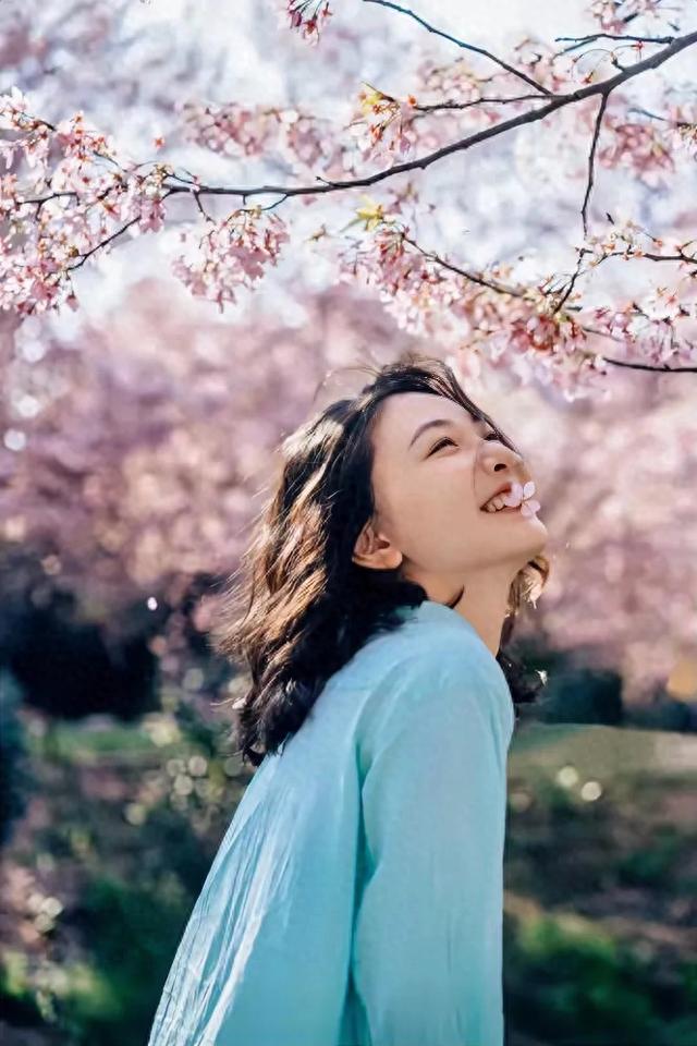 惊!当年青涩的武大校花,十年后樱花树下美得更惊艳