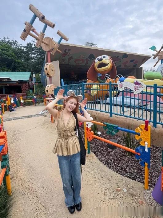 李兰迪晒迪士尼美照,穿露背上衣大秀好身材,笑容甜美似青春女大