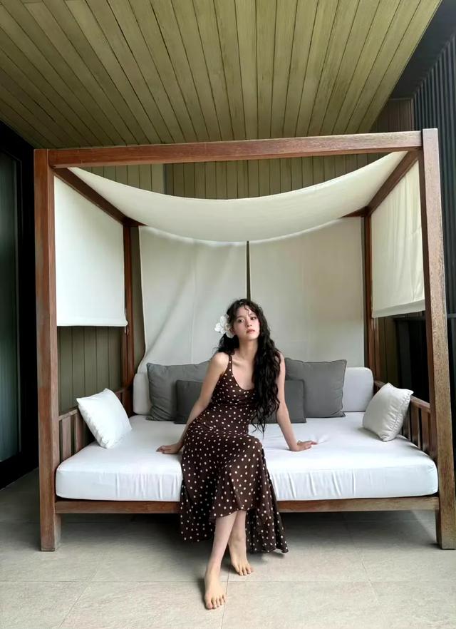 欧阳娜娜 波点连衣裙海边太美了